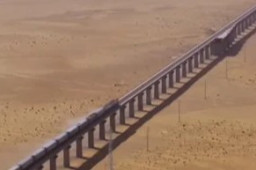 沉浸式体验世界首条沙漠铁路环线