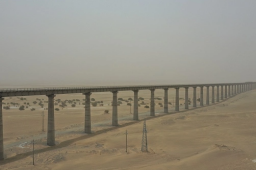 世界首个沙漠铁路环线贯通