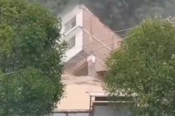 湖南怀化一整栋楼被洪水冲走