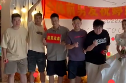 女子结婚“前男友们”拉横幅送祝福