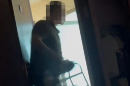 情侣出租屋内遭中介掀被子催租