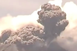 日本樱岛火山喷发 烟柱高达1500米