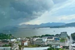 杭州西湖被暴雨“隐藏”了