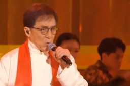 成龙奏响大鼓演唱《中华力量》