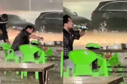 男子暴雨中喝酒：车贷房贷压力大