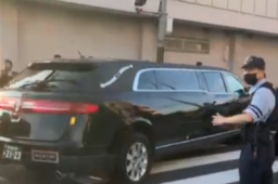 载有安倍晋三遗体的灵车驶离医院
