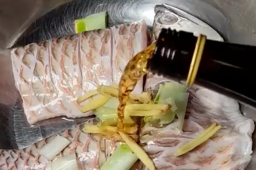 男子养3年龙鱼死亡 含泪清蒸品尝