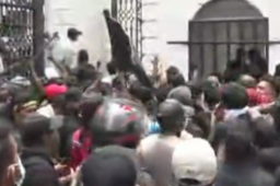 抗议者冲入总统府 斯里兰卡总统逃离