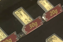 国际金价创新低 有人一笔买十根金条