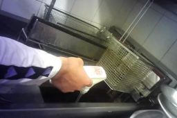 记者卧底必胜客后厨：十天一换油