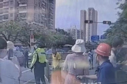 外卖员被轿车连续撞倒目击者发声