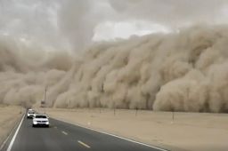 实拍青海沙尘暴：巨大沙墙缓缓移动