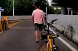 男子不满后车按喇叭将单车锁路中间