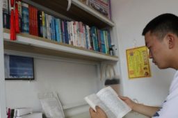 男孩高考550分：母亲一天打3份工