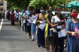 印度“高考”安检强迫女生脱内衣