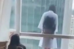 穿浴袍站楼外女生发声：会重新生活