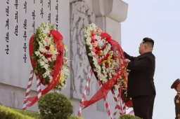 金正恩向中国人民志愿军烈士致敬