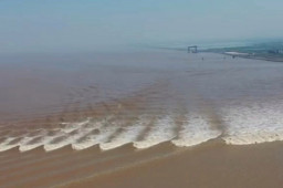 钱塘江现鱼鳞潮如万马奔腾