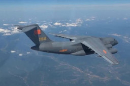 1000多名飞行学员坐运20到大学报到