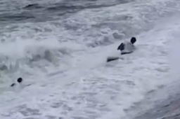 青岛2名游客被海浪卷入海中