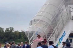 佩洛西现身吉隆坡 带枪护卫严格把守