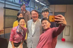 韩总统休假开心看戏剧 不见佩洛西