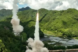 东风导弹在塑料大棚旁起竖发射