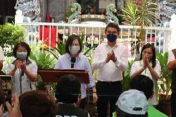 解放军军演持续 蔡英文到寺庙烧香