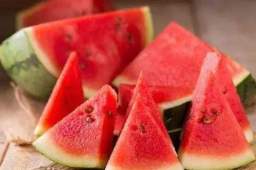 26岁小伙口渴难耐吃半个西瓜险丧命