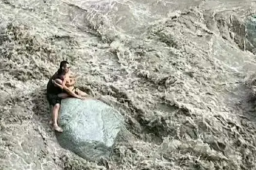 父亲山洪中紧抱儿子 拍摄者发声