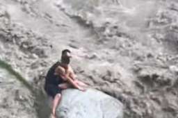 被冲走前 父亲试图将孩子抛上岸