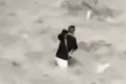 男子山洪中紧抱女孩 两人死里逃生