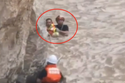 西藏边防战士急流中喊相信我