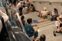 重庆高温 地铁楼梯上长满了人