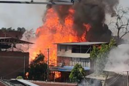 四川内江突发大火 多个居民楼被点燃