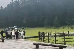 新郎拍婚纱照时遭雷击 人已去世