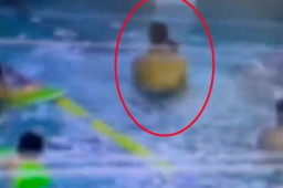 游泳馆救生员多次强按女孩头部入水