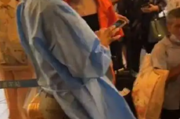 老人无核酸证明车站下跪？官方调查
