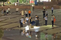 安徽一广场上多人遭雷击 2人身亡