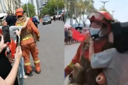 消防员撤离时被重庆妹子强吻