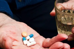 男子失恋喝1斤白酒吃18袋头孢