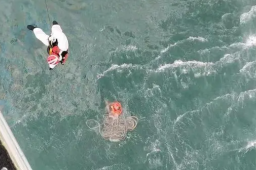 山东威海渔船遇险沉没11人获救