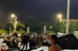 海南东方凌晨核酸 民众穿拖鞋排队