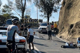 女骑手拐弯失控迎面撞上兰博基尼