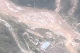 泸定震后大渡河支流断流形成堰塞湖