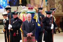 查尔斯三世兄妹4人为已故女王守夜