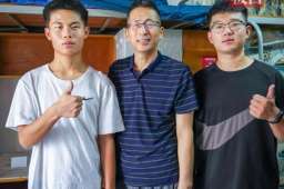 52岁大学生开学报到被老师轮流确认