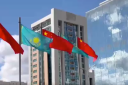 哈萨克斯坦首都街头飘扬中国红