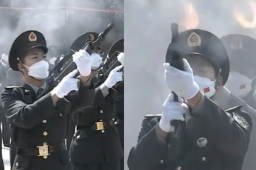 27名礼兵鸣枪12响致敬烈士