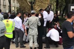 墨西哥发生7.7级地震 建筑剧烈摇晃